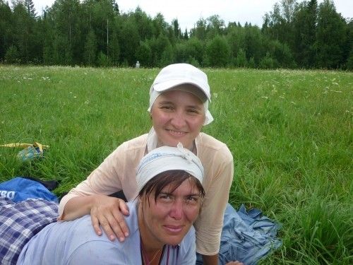 На привале с облупленным носом  уставшая  но дово ольная